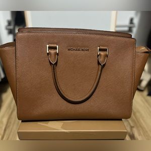 Michael Kohrs leather handbag in camel Used but in great condition!